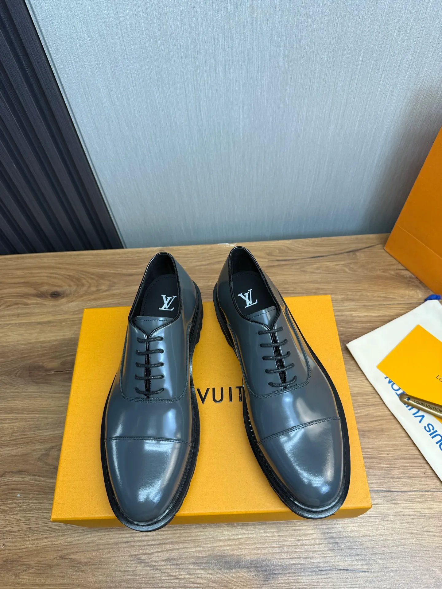 Men's shoes 💰900💰 LV. Men's casual lace-up leather shoes, the latest hot style 🔥 1:1 original purchase quality, top quality goods ⬆️The upper is imported open-edge beaded cowhide, cowhide, and cow suede. The hand-made three-dimensional stitching highlights the round toe design. The inner foot pads are all imported cowhide, with the original wear-resistant foam outsole, matching code 39-44, (38, 45 custom-made, non-refundable)